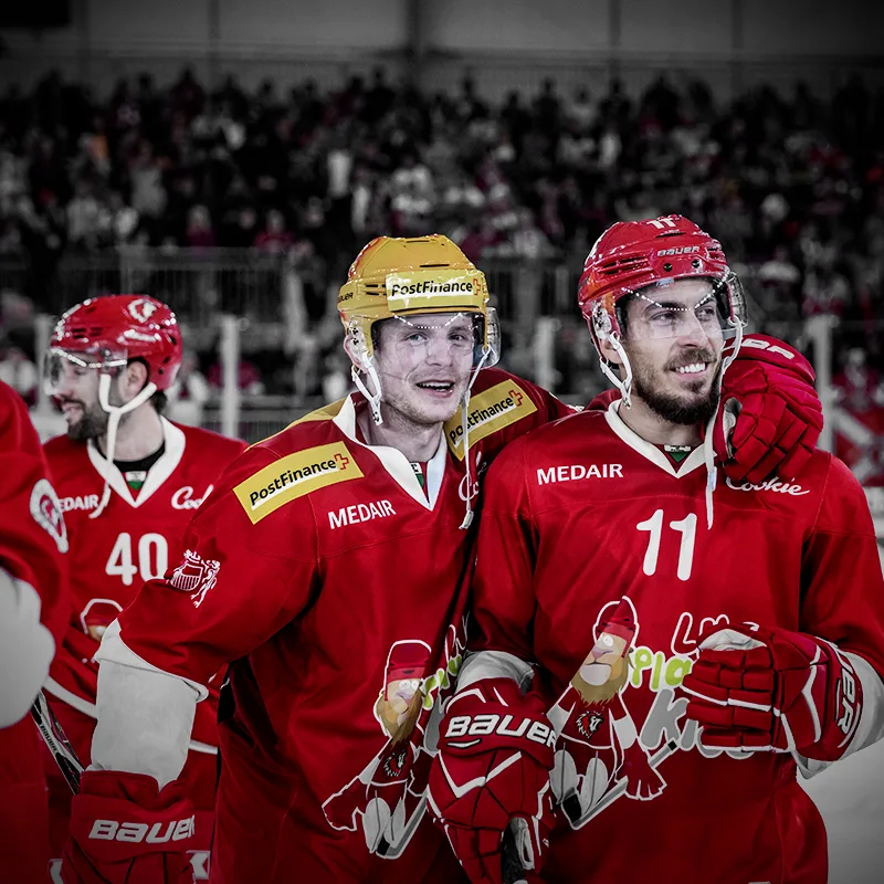 Deux joueurs souriants devant les tribunes