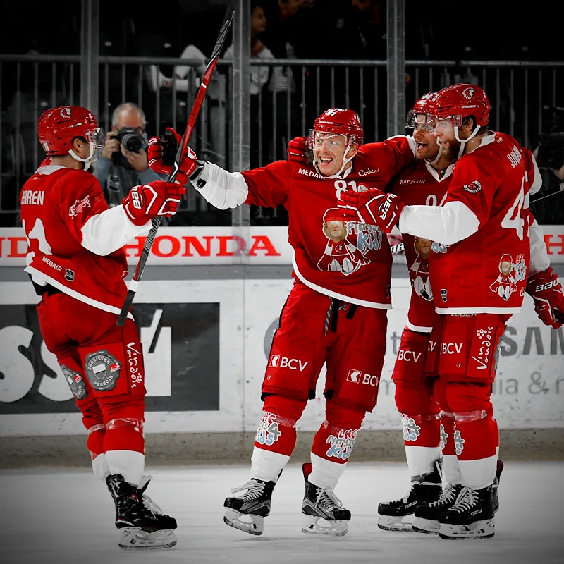 Les joueurs du LHC célèbrent un but sur la glace