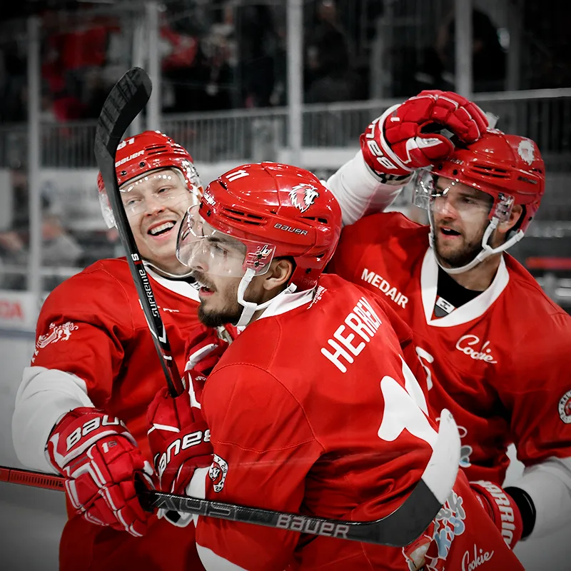 Trois joueurs du LHC félicitent un coéquipier