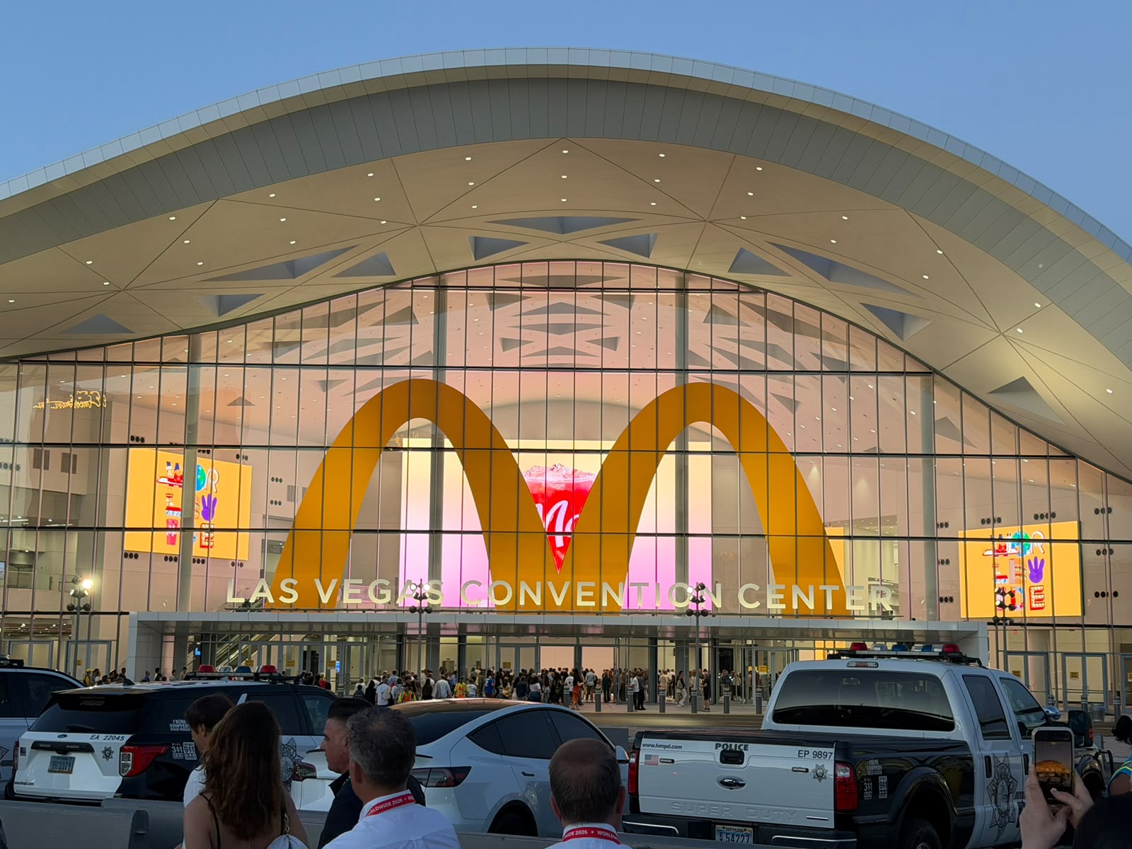 La façade du Las Vegas Convention Center habillée d'arches dorées géantes McDonald's au crépuscule