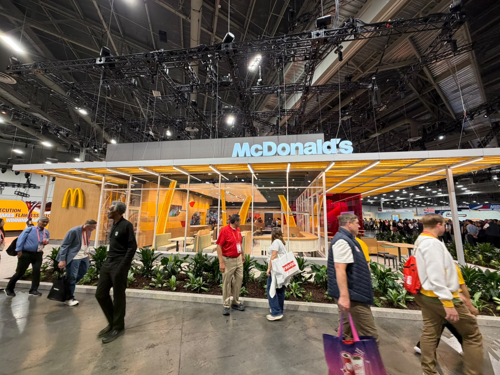 Un restaurant McDonald's concept reconstruit grandeur nature au milieu du salon