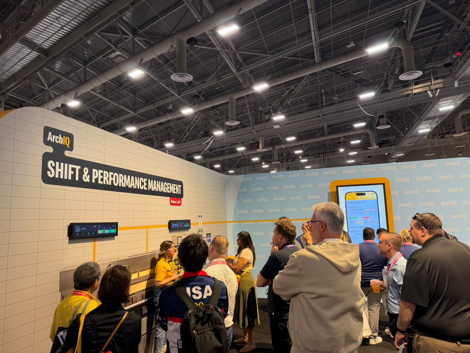 Le stand ArchIQ Shift & Performance Management présenté à des franchisés