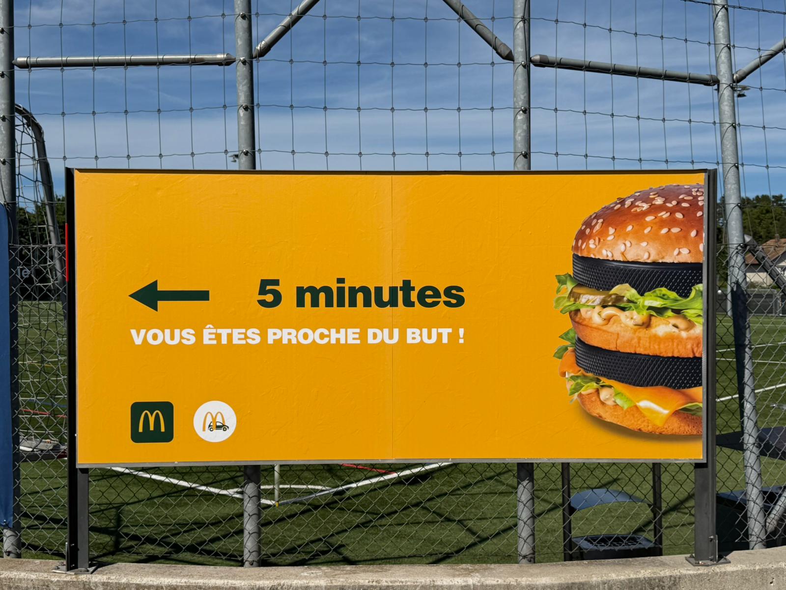 Panneau publicitaire McDonald's au bord du terrain : « 5 minutes, vous êtes proche du but ! »